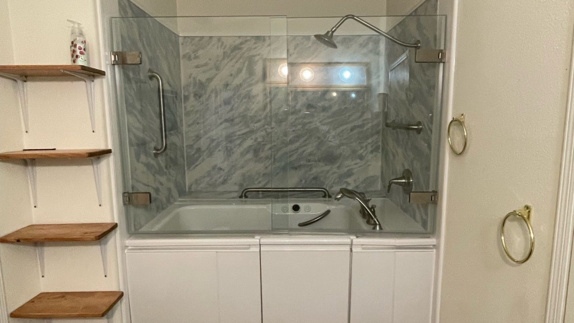 Transform your tiny bathroom with these walk-in shower ideas for small bathrooms. Make the most of your space today!